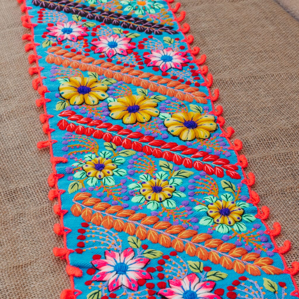 אומנות רקמה פרחונית/ ראנר לשולחן