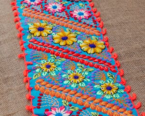 אומנות רקמה פרחונית/ ראנר לשולחן